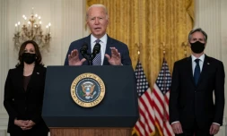 Joe Biden lors d'un discours à la Maison Blanche le 20 août 2021, avec à gauche sa vice-présidente Kamala Harris et à droite le chef de la diplomatie américaine Antony Blinken