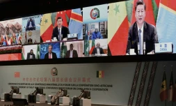 Le président chinois Xi Jinping (à l'écran) fait un discours devant le forum de coopération sino-africaine qui se tient à Dakar, le 29 novembre 2021