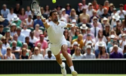 Le Serbe Novak Djokovic à la volée contre le Polonais Hubert Hurkacz en huitiÚme de finale de Wimbledon le 10 juillet 2023 à Paris