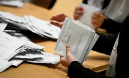 Comptage des bulletins de vote dans un bureau de vote au centre sportif Hasthagens Sport Center à Malmo, le 11 septembre 2022
