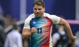 Le demi de mêlée Antoine Dupont avec l'équipe de Frande de rugby à VII, face à l'Afrique du Sud, lors des Jeux olympiques, le 27 juillet 2024 au Stade de France