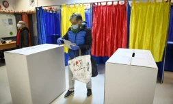 Des électeurs dans un bureau de vote le 6 décembre 2020 à Bucarest, pour un scrutin législatif