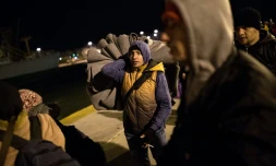 Des migrants arrivent au port du Pyrée, à AthÚnes, aprÚs une traversée depuis les ßles de Lesbos et Chios, le 23 janvier 2016