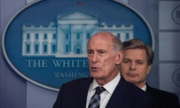 Dan Coats, le directeur des services de renseignement américains s'exprime à une conférence de presse à la Maison Blanche, le chef du FBI Christopher Wray à ses côtés, le 2 août 2018  