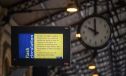 Un panneau informe les usagers de perturbations à la gare de Toulouse le 20 mai 2025