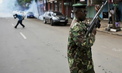 Un policier recharge son arme lors d'une manifestation de l'opposition à Nairobi le 13 octobre 2017