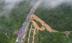 Vue aĂ©rienne dâun tronçon dâune autoroute effondrĂ© prĂšs de Meizhou, dans la province du Guangdong, dans le sud de la Chine, le 1er mai 2024
