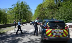 Des gendarmes bloquent l'accès à une route à La Grand-Combe, dans le Gard, le 25 avril 2025, après qu'un fidèle musulman a été tué dans la mosquée de la ville