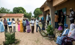 Des électeurs font la queue devant un bureau de vote de Ziguinchor, dans le sud du Sénégal, le 31 juillet 2022