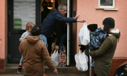 Mark Butcher, pasteur et volontaire de la soupe populaire Amazing Graze distribue de la nourriture à Blackpool (Angleterre), le 9 mars 2021