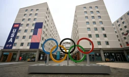 Les anneaux et le village olympiques avant les Jeux olympiques d'hiver de Milan-Cortina 2026, le 3 février 2026 à Milan, en Italie