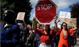 Manifestation près de l'aéroport londonien de Gatwick contre le projet du gouvernement britannique d'envoyer des migrants clandestins au Rwanda, le 12 juin 2022