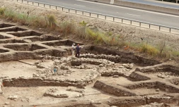 Des archĂ©ologues israĂ©liens sur le site archĂ©ologique d'En Esur, le 6 octobre 2019 dans le centre d'IsraĂ«l, oĂč a Ă©tĂ© dĂ©couverte une ville datant de l'Ăąge de Bronze