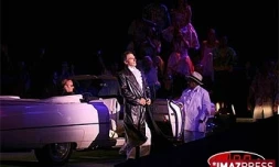 Arnaud Dormeuil (à droite) dans l'opéra &quot;new look&quot; Carmen au stade de l'Est (SAint-Denis) en juin 2007