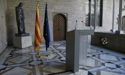 Le lutrin où le président séparatiste catalan Carles Puigdemont devait faire une déclaration institutionnelle au siège du gouvernement régional à Barcelone, le 26 octobre 2017