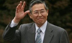 L'ancien président péruvien Alberto Fujimori salue les journalistes à son domicile de Santiago, le 19 mai 2006