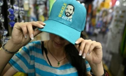 Une casquette à l'effigie de la campagne présidentielle de Nayib Bukele, sur un marché de San Salvador, le 30 janvier 2024