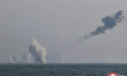 Une photographie diffusée le 20 mars 2025 par l'agence officielle nord-coréenne KCNA montre ce qui est présenté comme un essai de nouveaux missiles anti-aériens, à une date et en un lieu non précisés