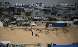 Des Palestiniens marchent dans un camp de personnes déplacées à Rafah, dans le sud de la bande de Gaza, prÚs de la frontiÚre avec l'Egypte, le 28 avril 2024