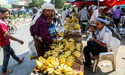 Des Yéménites achètent des fruits dans un marché à Hodeida, ville portuaire au bord de la mer Rouge, le 14 décembre 2018