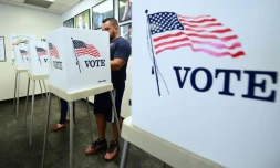 Des électeurs aux urnes aux Etats-Unis à Norwalk le 5 novembre 2018 pour les élections de mi-mandat