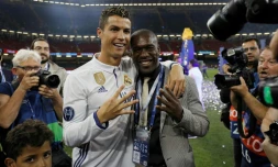 L'attaquant du Real Madrid Cristiano Ronaldo pose avec l'ancien milieu de terrain du Real et de Milan Clarence Seedorf, lui aussi vainqueur de 4 Ligue des champions dans sa carrière, à l'issue de la finale contre la Juventus, le 4 juin 2017 à Cardiff