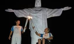 Passage de relais de la torche olympique entre Thomas Magalhaes (D) et la judoka brésilienne Rafaela Silva, pour les Jeux Paralympiques le 6 septembre 2016 à Rio 