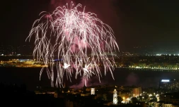 Feu d'artifice au dessus de la baie des Anges à Nice, le 14 juillet 2014