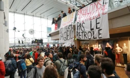 Des militants de mouvements écologistes, dont Extinction Rebellion (XR), manifestent dans le centre commercial Italie 2, le 5 octobre 2019 à Paris