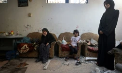 Une famille palestinienne dans sa maison bombardée au camp de Nousseirat, dans le centre de la bande de Gaza, le 27 septembre 2025