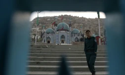 Un policier afghan surveille l'entrée principale de la mosquée chiite de Karte Sakhi après une attaque, le 12 octobre 2016 à Kaboul