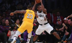 Kawhi Leonard des Los Angeles Clippers (d) à la lutte avec LeBron James des Los Angeles Lakers, en NBA au Staples Center, le 25 décembre 2019