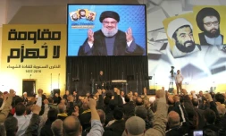 Le leader du Hezbollah libanais Hassan Nasrallah, sur un écran géant, s'adresse à la foule dans le sud de Beyrouth, le 16 février 2016
