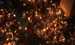 Une foule de pèlerins à la traditionnelle cérémonie du du "samedi des lumières" de la Pâque orthodoxe dans l'église du Saint-Sépulcre dans la Vieille ville de Jérusalem, le 15 avril 2017