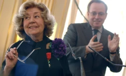 L'actrice Suzy Delair félicitée par le ministre de la Culture Renaud Donnedieu de Vabres qui vient de l'élever au grade d'officier de la Légion d'honneur, le 21 février 2007 à Paris