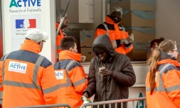 Des bénévoles de l'association La Vie Active distribuent des repas à des migrants à Calais, le 6 mars 2018