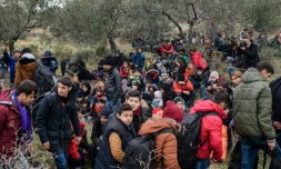 Des migrants le 29 janvier 2016 Ă Canakkale en Turquie espĂšrent atteindre l'Ăźle grecque de Lesbos
