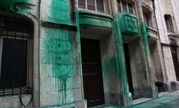 La peinture verte sur les murs de la synagogue Agoudas Hakehilos à Paris le 31 mai 2025