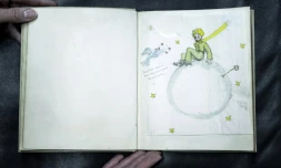 Un dessin d'un exemplaire original du Petit Prince signé par Antoine de Saint-Exupéry photographié à la maison de ventes aux enchères Cazo à Paris le 2 décembre 2016