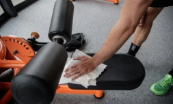 Désinfection d'une machine d'entrainement physique dans une salle de sport à Caen le 4 juin 2020 