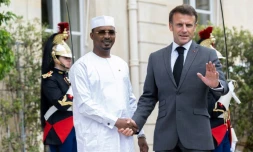 Le président français Emmanuel Macron (d) serre la main du président tchadien de transition Mahamat Idriss Deby sur le perron de l'Elysée à Paris, le 21 juin 2023