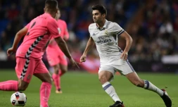 Le milieu du Real Madrid Enzo Zidane Fernandez (d) à la lutte avec le défenseur de Cultural Leonesa Angel Bastos en Coupe du Roi à Santiago Bernabeu, le 30 novembre 2016