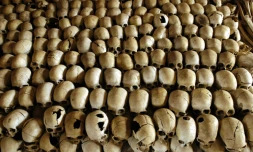 Des crânes de victimes du génocide de 1994 au Mémorial du Genocide, le 27 février 2004 à Nyamata, au Rwanda