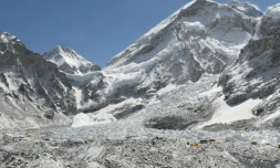 Le 26 avril 2018 un camp de base sur l'Everest