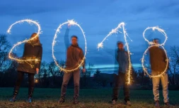 Les célébrations pour l'entrée en 2018 vont débuter en Australie. Photo d'illustration de quatre personnes dessinant 2018 à Sieversdorf, en Allemagne, le 27 décembre 2017