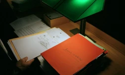 Un magistrat consulte un dossier de l'affaire du chalutier Bugaled Breizh, le 27 novembre 2009 au palais de Justice de Rennes