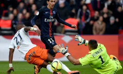 L'attaquant parisien Angel Di Maria bute sur la défense de Montpellier au Parc des Princes, le 65 mars 2016