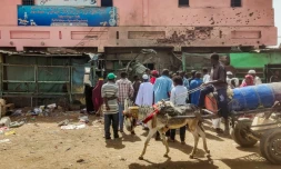 Le bâtiment d'un centre médical criblé de balles dans le sud de Khartoum, pendant des combats entre l'armée et les paramilitaires, le 1er juin 2023 au Soudan