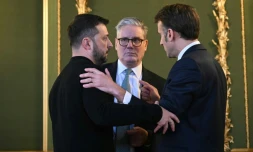 Le président Ukrainien Volodymyr Zelensky, son homologue français Emmanuel Macron et le Premier ministre britannique Keir Starmer, le 2 mars 2025 à Londres