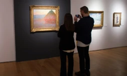 Des journalistes devant le tableau de Claude Monet intitulé "Meule", le 4 novembre 2016 à New York